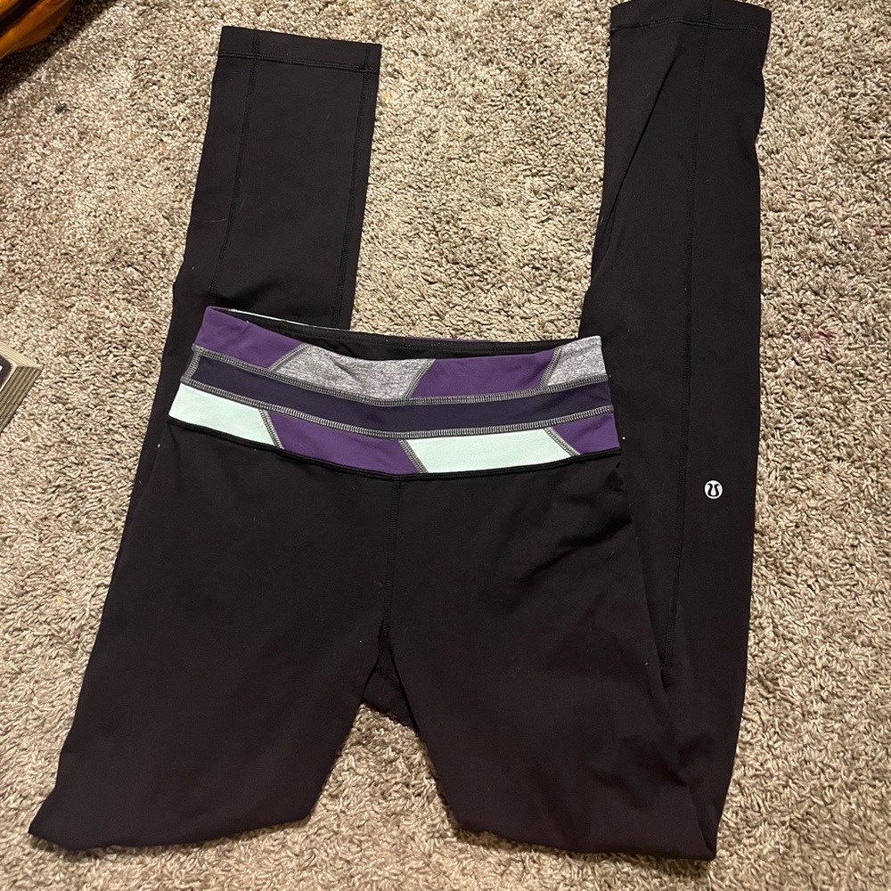 Reversible lulus in perfect condition, size 4! All black when reversed.